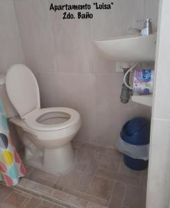 科韦尼亚斯Apartamento JHON的一间带卫生间和水槽的浴室