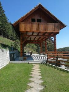 Glamping APARTMA NA KOZOLCU的大型木制凉亭,顶部设有屋顶