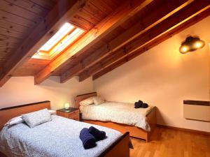 阿尔特伦Apartament d'Àssua的配有木天花板的客房设有两张床。