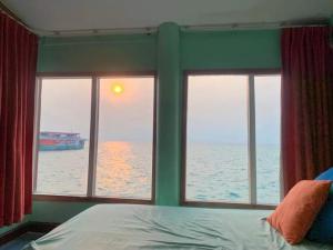 格兰岛Lareena Resort Koh Larn Pattaya的卧室设有窗户,享有海景。