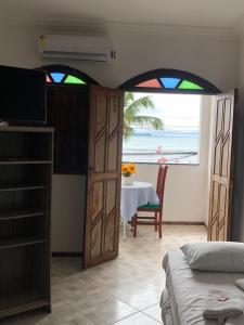 伊塔帕里卡Pousada Ponta de Areia的一间卧室设有一张桌子,享有海景