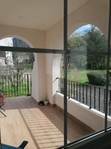 略迪奥El Manzanal - gateway to the mountains and Bilbao的客房可通过窗户欣赏到花园美景。