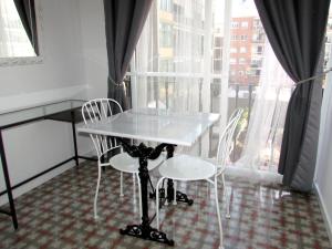 巴塞罗那塞尔丹雅旅馆的窗户客房内的桌椅