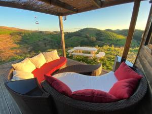 塔维拉Portugals Infinity - Fantástica casa de campo com vista de mar的阳台配有桌椅,享有风景。
