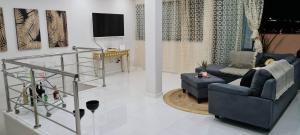 普拉亚Cazinos Apartamento的客厅配有两张沙发和一台电视