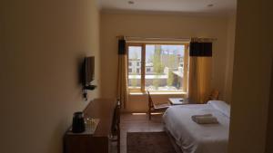 列城16 ARAHAT GUEST HOUSE的酒店客房设有床和窗户。
