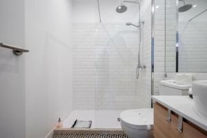 法鲁Ria Beach House的带淋浴、卫生间和盥洗盆的浴室