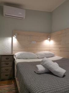 第比利斯Hostel Nomad的一间卧室配有一张床,上面有两条毛巾