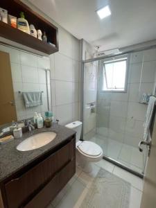 马瑙斯Apartmento Condominio Paradise Lake Dom Pedro的一间带水槽、卫生间和淋浴的浴室