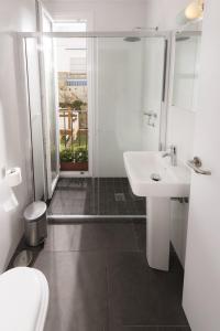 塔里法Tarifa Kite Hostel的浴室配有卫生间、盥洗盆和淋浴。