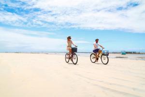 圣米格尔-杜斯米拉格里斯Pousada Marceneiro的海滩上的2人骑车
