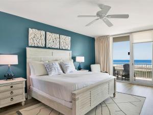 奥兰治比奇Caribe The Resort #C813的一间卧室设有一张蓝色墙壁的大床