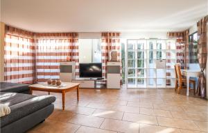 费尔德基希2 Bedroom Beautiful Apartment In Feldkirch的带沙发、电视和桌子的客厅