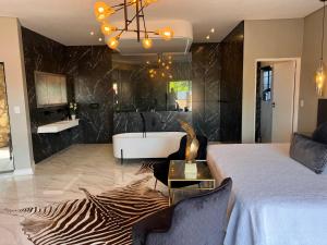 伯诺尼Swan Lake Suites的一间带一张床和浴缸的浴室