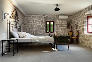 科托尔Stone house 264的卧室配有一张石墙床