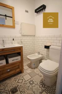 洛斯莫莱斯Piri Home Casa de Montaña的一间带卫生间和水槽的浴室