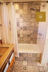 洛斯莫莱斯Piri Home Casa de Montaña的带浴缸和淋浴帘的浴室