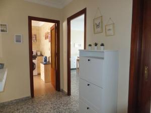 克莉丝蒂娜岛Magnífico piso céntrico的一间设有白色梳妆台和厨房的房间