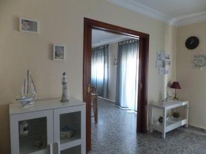 克莉丝蒂娜岛Magnífico piso céntrico的客厅设有一扇门,可通往房间