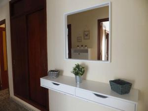克莉丝蒂娜岛Magnífico piso céntrico的一间带镜子和白色梳妆台的浴室