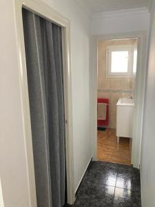 代尔特布雷Casa Roseta的浴室配有淋浴帘和盥洗盆。
