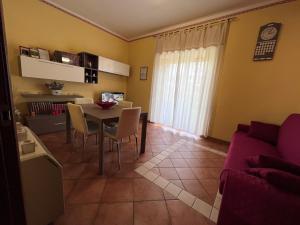 圣埃利亚-菲尔梅拉彼得青柠绿公寓的客厅配有桌子和沙发