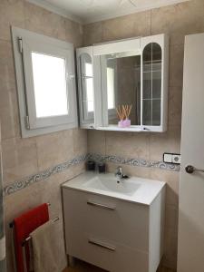代尔特布雷Casa Roseta的一间带水槽和镜子的浴室