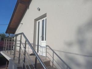 索科矿泉村PČELICA的大楼内的阳台设有楼梯和门