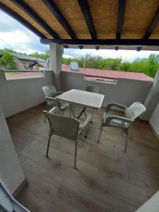 索科矿泉村PČELICA的阳台的天井配有桌椅