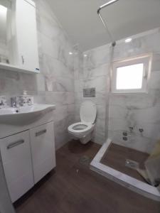索科矿泉村PČELICA的白色的浴室设有卫生间和水槽。