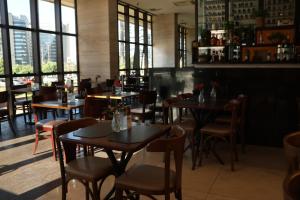 巴西利亚Flat Premium Particular Cullinan Hotel的餐厅设有桌椅和窗户。