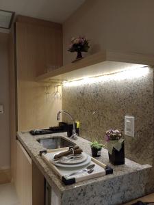 巴西利亚Flat Premium Particular Cullinan Hotel的厨房配有水槽和台面
