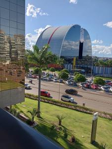 巴西利亚Flat Premium Particular Cullinan Hotel的享有带建筑和街道的城市美景