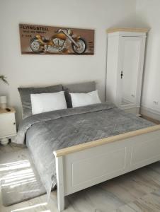 雅西casa Flav的卧室配有一张壁挂摩托车的床