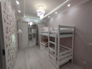 杜尚别Small house in a centr的客房设有两张双层床和镜子