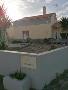 巴勒尔Baleal Atlantic Villa的前面有标志的房子