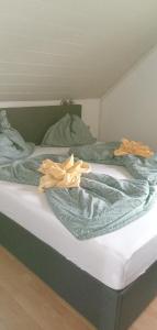 法克湖Ferienwohnungen Miklautsch的床上有两张毯子