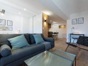 罗阿纳L'Escapade Roannaise的客厅配有蓝色的沙发和桌子