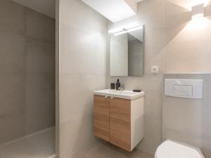 罗阿纳L'Escapade Roannaise的一间带水槽、卫生间和镜子的浴室