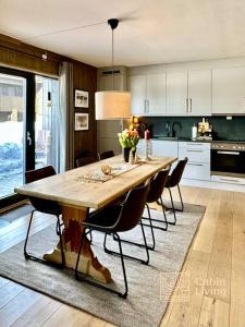 哈山New apartment Hafjelltoppen ski inout的厨房配有大型木桌和椅子