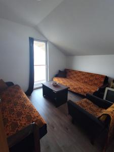 巴尔Apartmani Nikola的客房设有两张床和窗户。