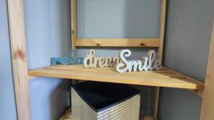 阿特米达Jimmy's place的木架上写着新药微笑的标志