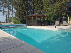 瓦拉日丁Le Spa du Cabanon: Cabanon de luxe avec Spa entièrement privatif的一个带凉亭的游泳池