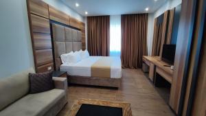 格勒姆Hilal Palace - Halal的酒店客房,配有床和沙发