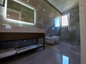 格勒姆Hilal Palace - Halal的一间带水槽、卫生间和镜子的浴室