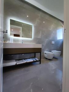 格勒姆Hilal Palace - Halal的一间带水槽、卫生间和镜子的浴室