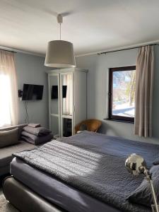 拉姆绍伯格巴赫旅馆的一间卧室配有一张大床和一张沙发
