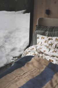 VistadVidsyn Midjås的卧室配有一张下雪床。