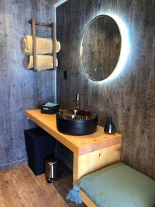 VistadVidsyn Midjås的一间带水槽和镜子的浴室