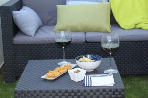 VillastarBalcondel Turia的一张桌子,上面放着两杯葡萄酒和一碗奶酪